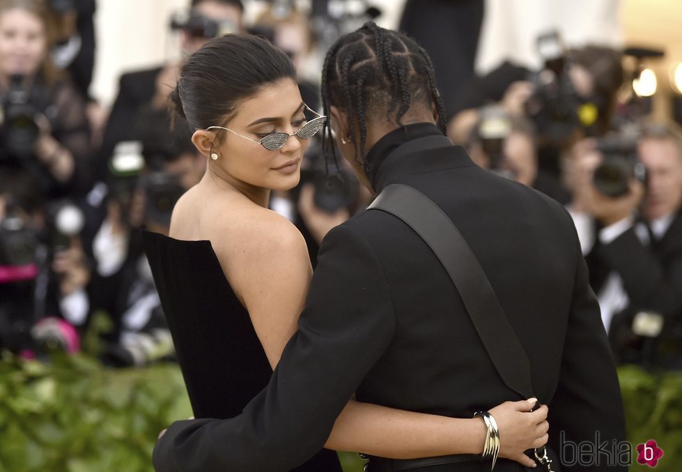 Kylie Jenner y Travis Scott en la alfombra roja de la Gala MET 2018