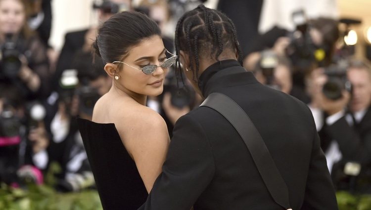 Kylie Jenner y Travis Scott en la alfombra roja de la Gala MET 2018