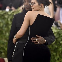 Kylie Jenner y Travis Scott en actitud cariñosa en la alfombra roja de la Gala MET 2018