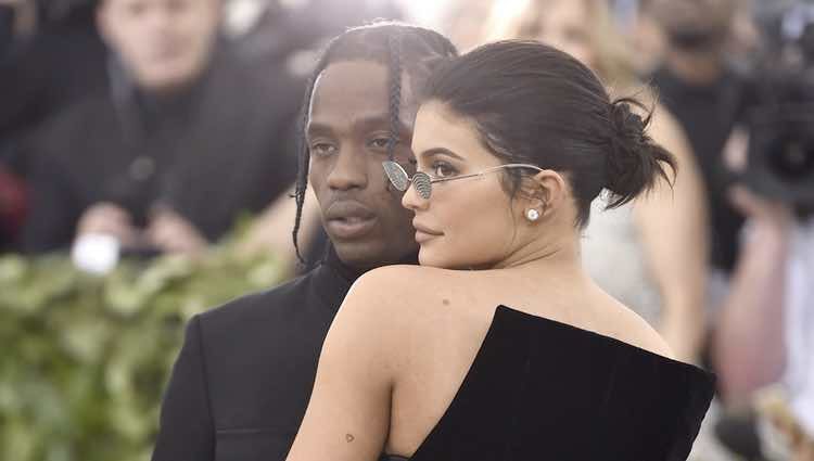 Kylie Jenner y Travis Scott en actitud cariñosa en la alfombra roja de la Gala MET 2018