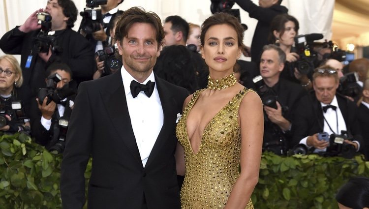 Bradley Cooper e Irina Shayk en la alfombra roja de la Gala MET 2018