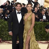 Bradley Cooper e Irina Shayk en la alfombra roja de la Gala MET 2018