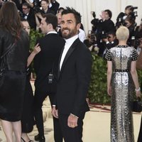 Justin Theroux en la alfombra roja de la Gala MET 2018