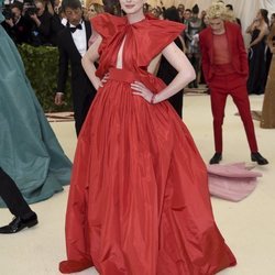 Anne Hathaway en la alfombra roja de la Gala MET 2018