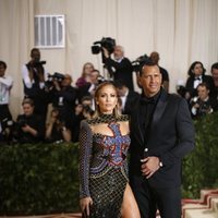 Jennifer Lopez y Alex Rodriguez en la alfombra roja de la Gala MET 2018