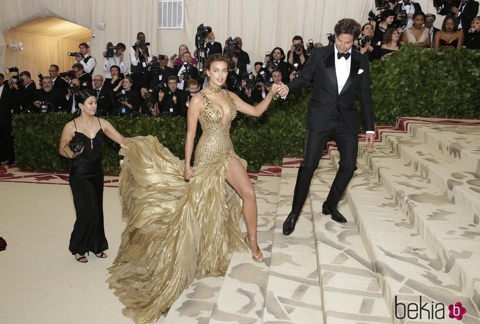 Bradley Cooper dando la mano a Irina Shayk en la alfombra roja de la Gala MET 2017