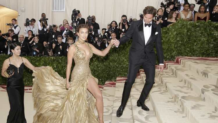 Bradley Cooper dando la mano a Irina Shayk en la alfombra roja de la Gala MET 2017