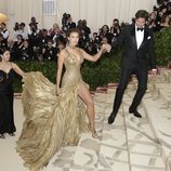 Bradley Cooper dando la mano a Irina Shayk en la alfombra roja de la Gala MET 2017