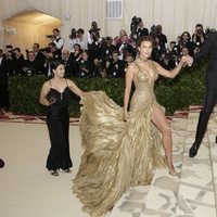 Bradley Cooper dando la mano a Irina Shayk en la alfombra roja de la Gala MET 2017