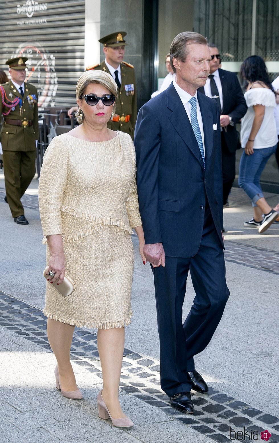 Enrique y María Teresa de Luxemburgo en la procesión de la Octava Católica