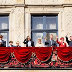 La Familia Ducal de Luxemburgo saluda tras la procesión de la Octava Católica