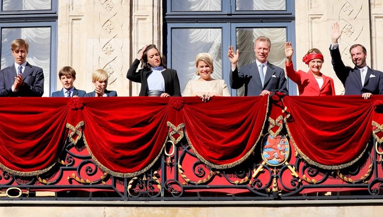 La Familia Ducal de Luxemburgo saluda tras la procesión de la Octava Católica