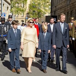 Los Grandes Duques de Luxemburgo y sus nietos Gabriel y Noé en la procesión de la Octava Católica