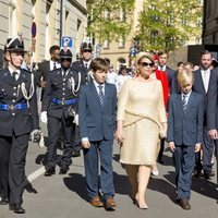 Los Grandes Duques de Luxemburgo y sus nietos Gabriel y Noé en la procesión de la Octava Católica