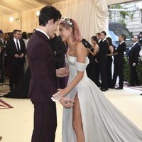 Shawn Mendes y Hailey Baldwin en actitud muy cariñosa en la alfombra roja de la Gala MET 2018