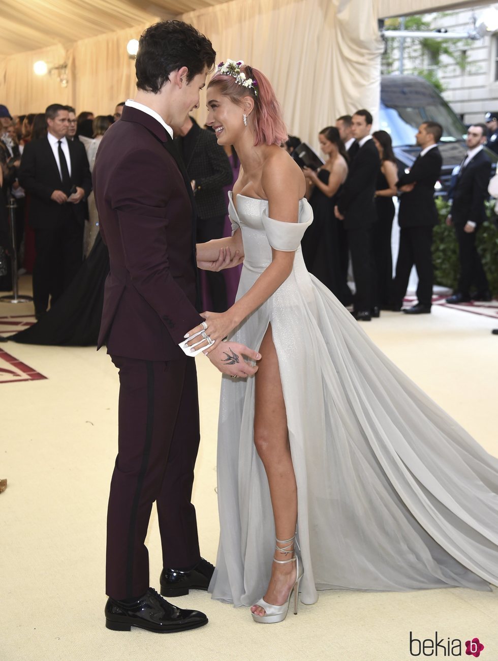 Shawn Mendes y Hailey Baldwin en actitud muy cariñosa en la alfombra roja de la Gala MET 2018