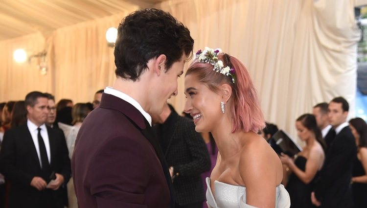 Shawn Mendes y Hailey Baldwin en actitud muy cariñosa en la alfombra roja de la Gala MET 2018