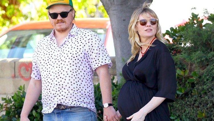 Kirsten Dunst embarazada junto con su prometido Jesse Plemons