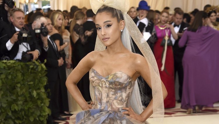 Ariana Grande en en la alfombra roja de la Gala MET 2018