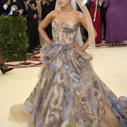 Ariana Grande en en la alfombra roja de la Gala MET 2018