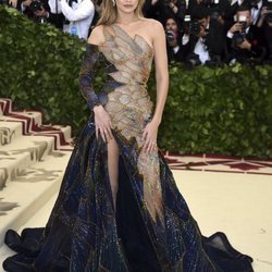 Gigi Hadid en la alfombra roja de la Gala MET 2018