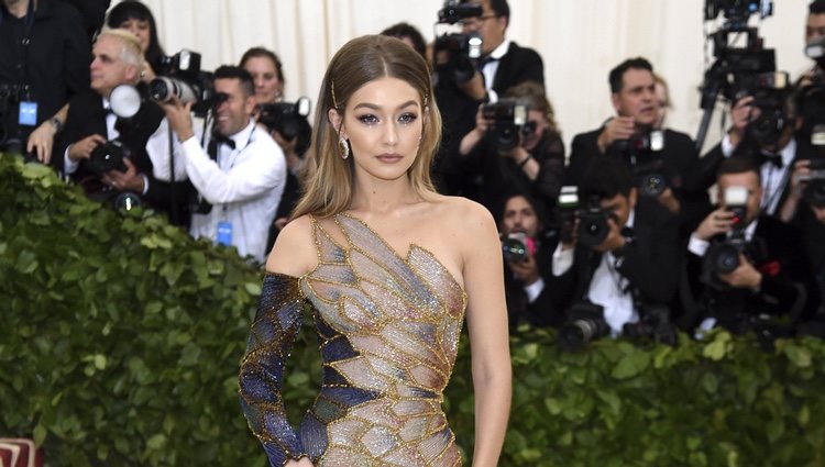 Gigi Hadid en la alfombra roja de la Gala MET 2018