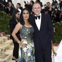 Salma Hayek y su marido en la alfombra roja de la Gala MET 2018