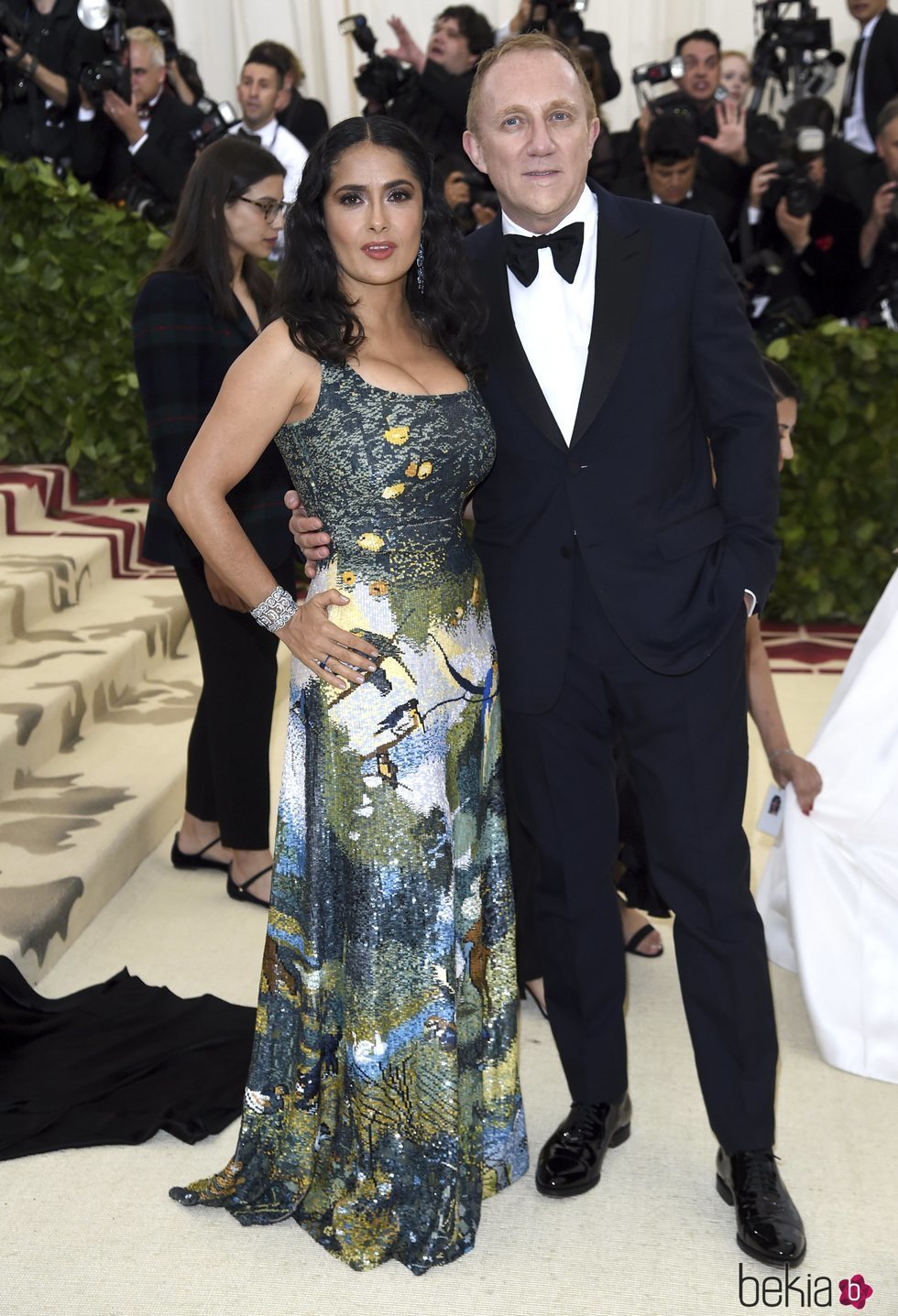 Salma Hayek y su marido en la alfombra roja de la Gala MET 2018