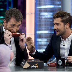 Pablo Motos comiendo un pimiento regalo de David Bisbal