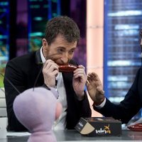 Pablo Motos comiendo un pimiento regalo de David Bisbal