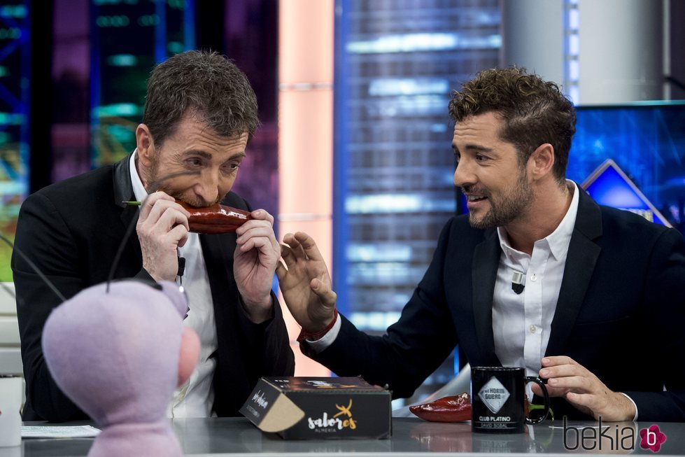 Pablo Motos comiendo un pimiento regalo de David Bisbal