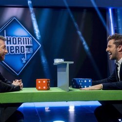 Pablo Motos y David Bisbal jugando en 'El Hormiguero'