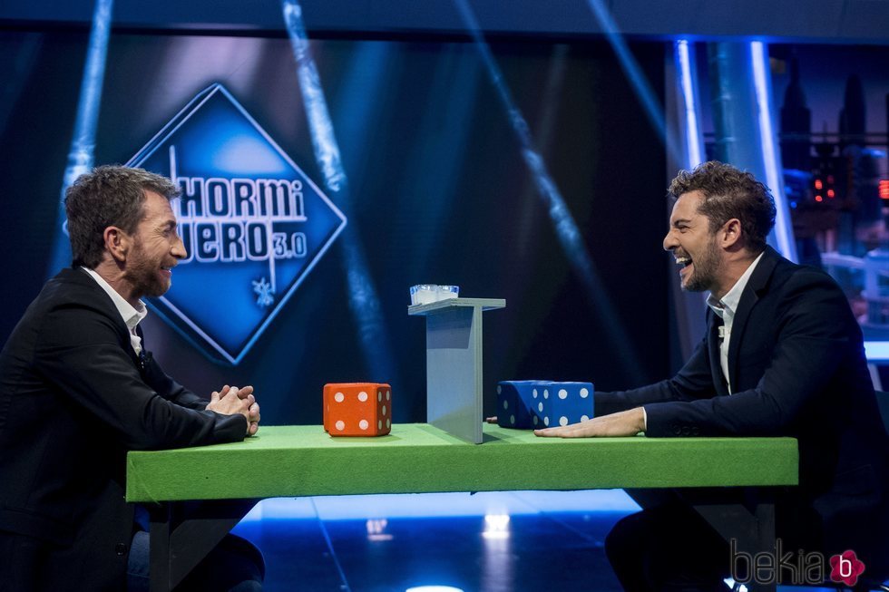 Pablo Motos y David Bisbal jugando en 'El Hormiguero'