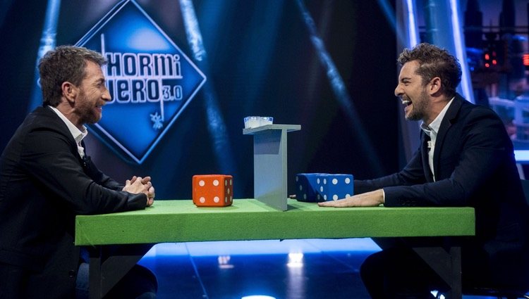 Pablo Motos y David Bisbal jugando en 'El Hormiguero'