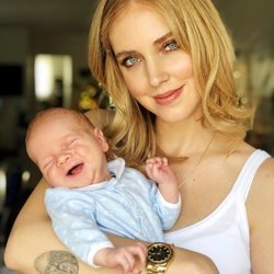 Chiara Ferragni con su hijo Leone en brazos