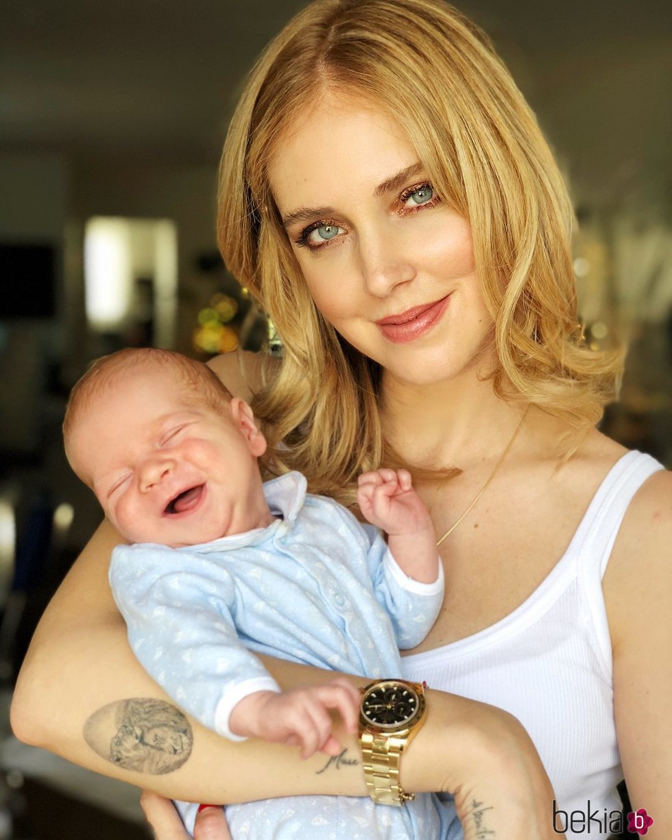 Chiara Ferragni con su hijo Leone en brazos