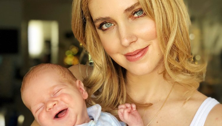 Chiara Ferragni con su hijo Leone en brazos