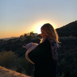 Natasha Bedingfield con su primer hijo en brazos