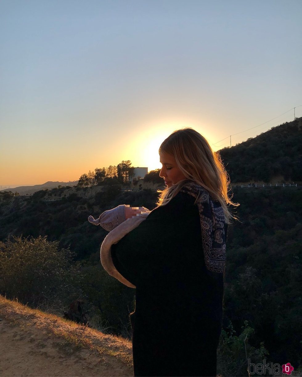 Natasha Bedingfield con su primer hijo en brazos