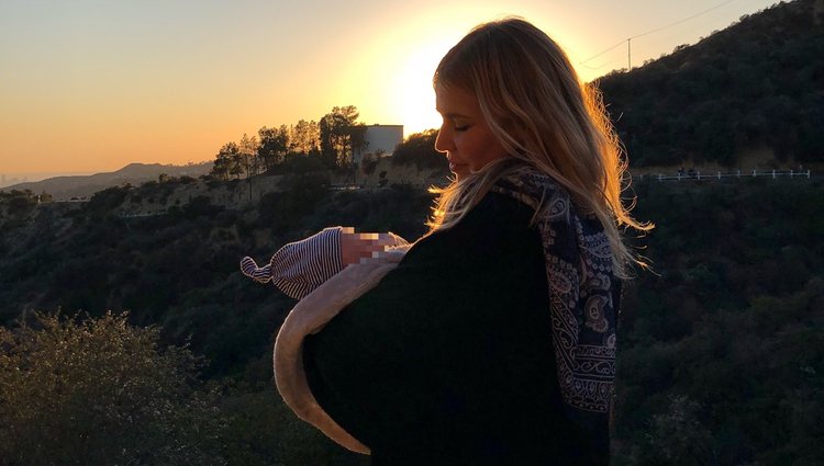 Natasha Bedingfield con su primer hijo en brazos