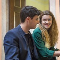 Amaia y Alfred sentados al piano en la embajada de España en Portugal antes de Eurovisión 2018