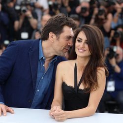 Javier Bardem yPenélope Cruz en el photocall de la película 'Todos lo saben' del Festival de Cannes de 2018