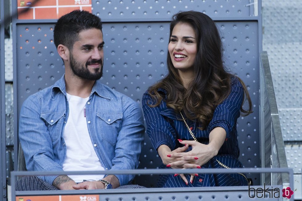 Isco Alarcón mirando con dulzura a Sara Sálamo en el Madrid Open 2018