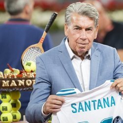 Manolo Santana con una camiseta del Real Madrid en el Madrid Open 2018