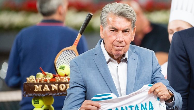 Manolo Santana con una camiseta del Real Madrid en el Madrid Open 2018