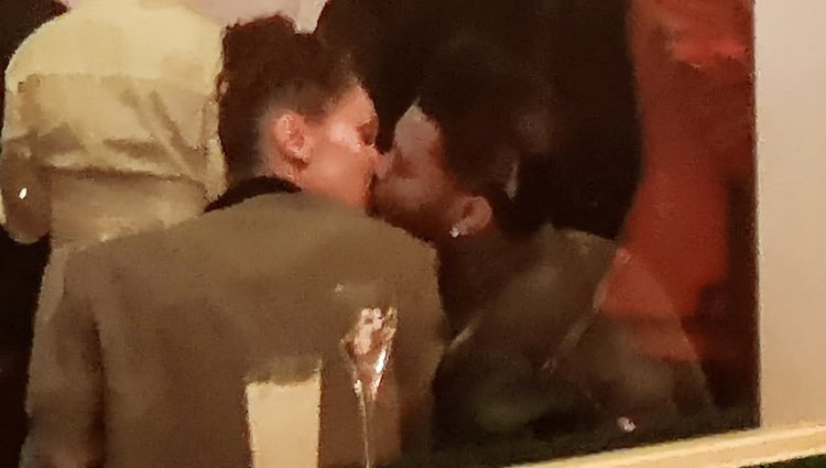 Bella Hadid y The Weeknd besándose en el festival de Cannes 2018