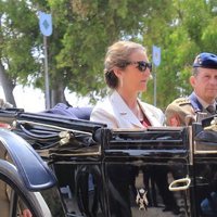 La Infanta Elena llega a un acto en coche de caballos