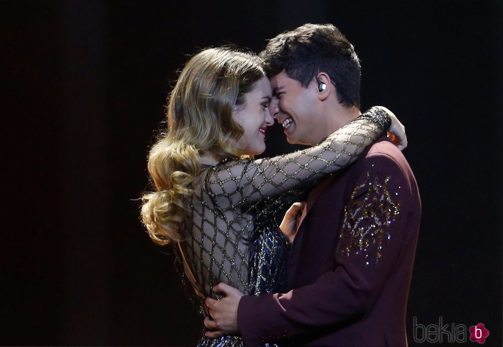 Amaia y Alfred muy románticos durante su actuación en la final de Eurovisión 2018