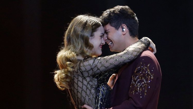 Amaia y Alfred muy románticos durante su actuación en la final de Eurovisión 2018