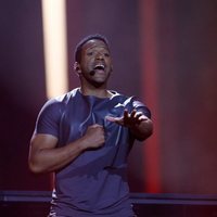 El representante de Austria Cesar Sampson durante su actuación en la final de Eurovisión 2018